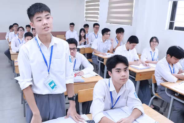 Học sinh Trường THPT Trương Định (Hoàng Mai, Hà Nội) trong giờ học Toán. Ảnh: Đình Tuệ
