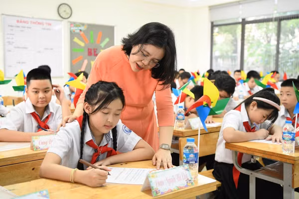 Cô trò Trường THCS Khương Đình, Hà Nội. Ảnh minh họa: INT