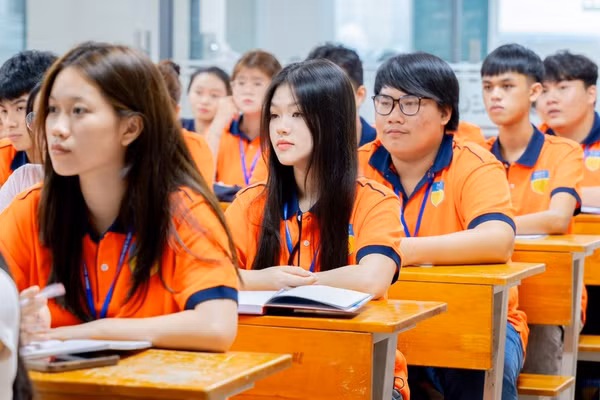 Tân sinh viên Trường Đại học Công nghệ TPHCM trong những ngày học đầu tiên. Ảnh: HUTECH