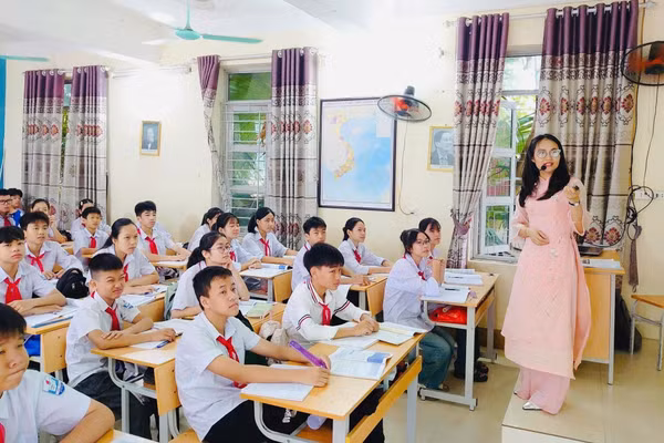 Cô trò Trường THCS Hà Lộc (phường Phú Thọ, tỉnh Phú Thọ). Ảnh: NTCC