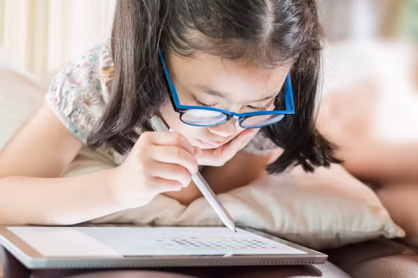 Từ việc học online, tra cứu tài liệu, đến luyện đề và tham gia các nhóm học tập, công nghệ mang lại rất nhiều tiện ích cho trẻ. Ảnh: Reviewofmm.