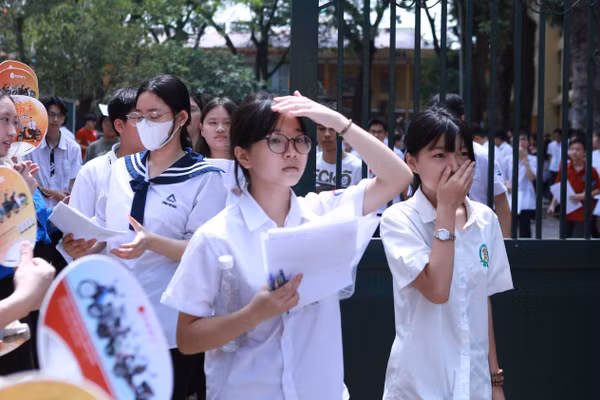 Thí sinh tham dự Kỳ thi tuyển sinh vào lớp 10 THPT tại Hà Nội năm 2025. Ảnh: Đình Tuệ 