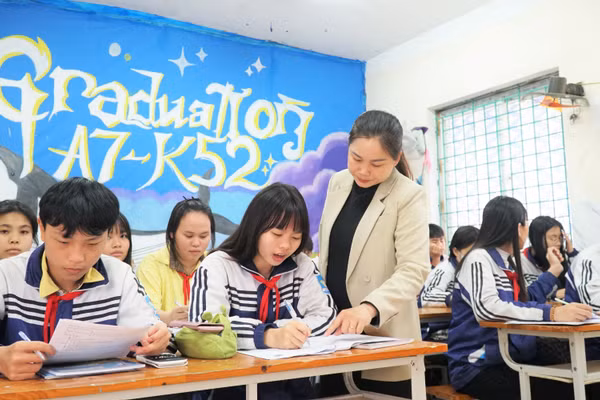 Giờ học của cô trò lớp 9A6, Trường THCS Nghi Phú (Vinh Phú, Nghệ An).