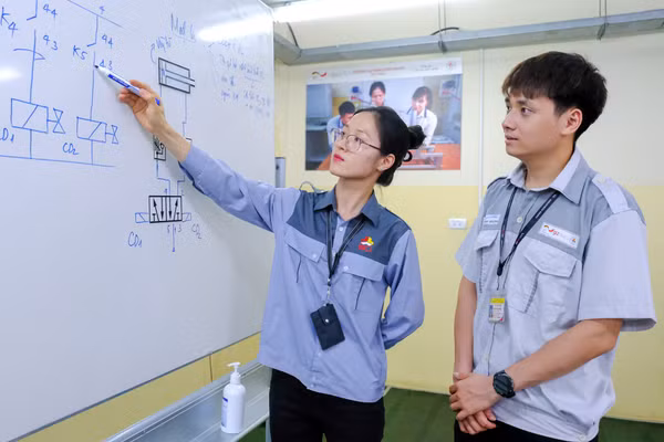 Sinh viên được đào tạo 2,5-3 năm, gắn chặt với doanh nghiệp, khi ra trường làm việc sẽ đem lại hiệu quả, năng suất cao.
