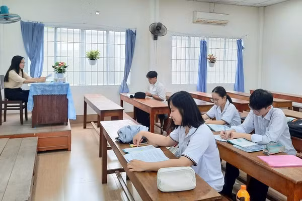 Cô Bùi Thị Trúc Ly - giáo viên môn Lịch sử, Trung tâm GDTX tỉnh Đồng Tháp dạy bồi dưỡng học sinh giỏi dự thi cấp tỉnh. Ảnh: NTCC