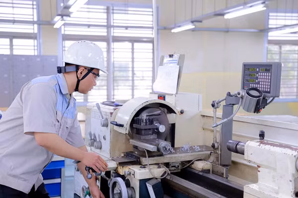 Sinh viên Trường Cao đẳng Công nghiệp Bắc Ninh trong giờ thực hành.