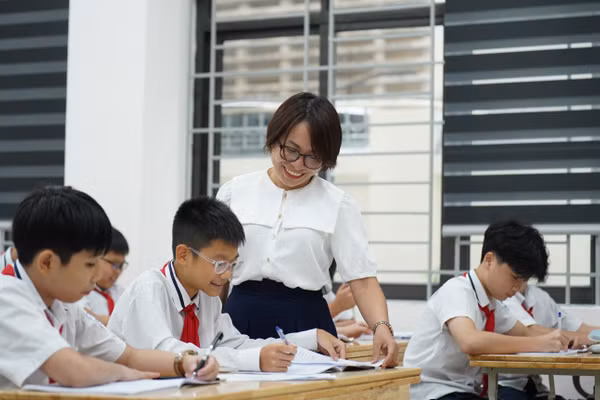 Cô, trò Trường THCS Giảng Võ (Hà Nội). Ảnh: Xuân Phú