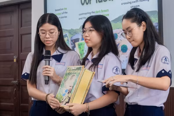 Học sinh Trường THPT chuyên Trần Đại Nghĩa (TPHCM) thuyết trình sản phẩm cuộc thi viết cảm nhận và thiết kế bìa sách về Bác Hồ bằng tiếng Anh, tiếng Pháp và tiếng Đức. Ảnh: TĐN