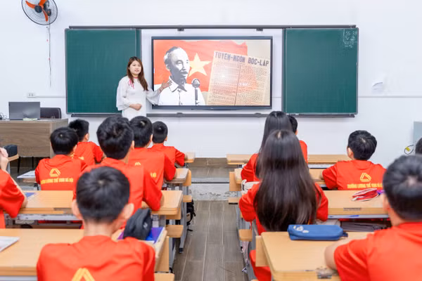 Học sinh Trường THCS & THPT Lương Thế Vinh (cơ sở Yên Hòa, Hà Nội) học với tivi thông minh trên lớp. Ảnh: Khôi Nguyên