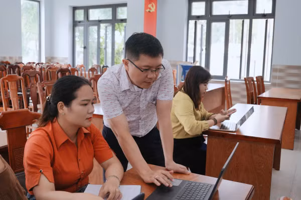 Giáo viên Phổ thông Dân tộc nội trú Tiểu học & THCS La Dêê được hướng dẫn xây dựng học liệu dạy học trên cơ sở sử dụng các ứng dụng AI. Ảnh: NTCC