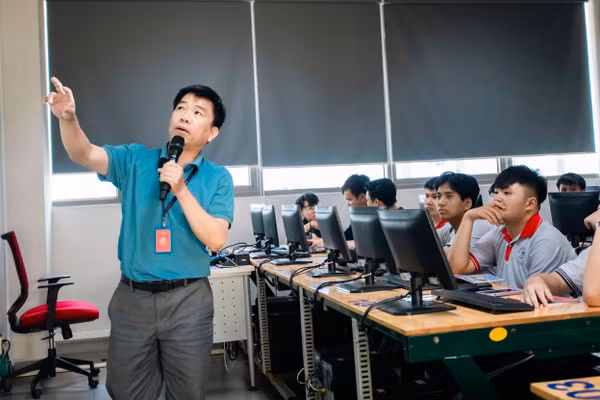 Giảng viên khối ngành công nghệ kỹ thuật Trường Đại học Văn Lang trong hoạt động trải nghiệm thực tế cho học sinh. Ảnh: T.My