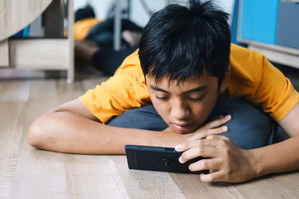 Trẻ cần học cách dừng lại và suy nghĩ trước khi đăng tải bất kỳ nội dung nào lên mạng xã hội. Ảnh: Straits Time.