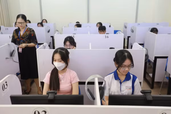 Học sinh được thử nghiệm câu hỏi thi trên máy tính trong năm 2026. Ảnh minh họa: INT