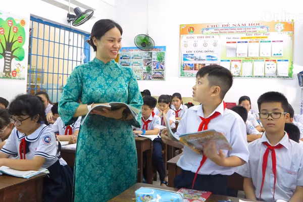 Cô và trò Trường Tiểu học Vĩnh Nguyên 1, phường Nha Trang (Khánh Hòa). Ảnh: ITN