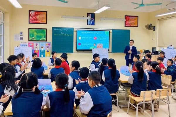 Học sinh Trường Tiểu học Cửa Nam tham gia hoạt động giáo dục kỹ năng số và an toàn trên không gian mạng ngay trong giờ học.