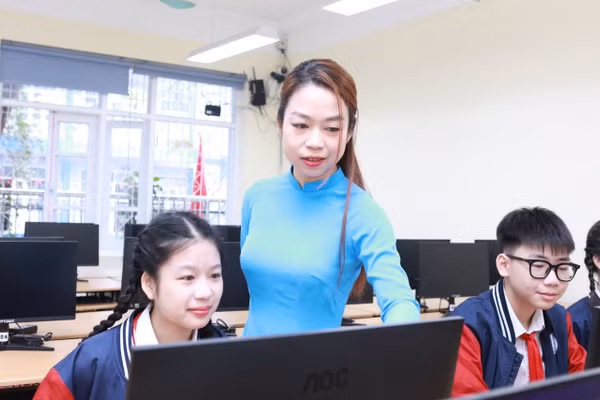 Học sinh Trường THCS Chương Dương (phường Hồng Hà, Hà Nội) thực hành trên máy tính. 