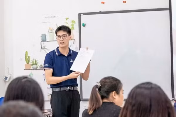 Thầy Lê Mai Tuấn Ly - giáo viên Trường THCS & THPT Phenikaa trong giờ dạy Địa lí.