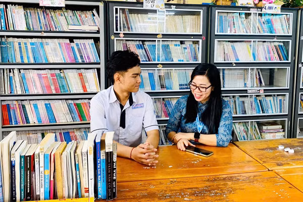 Học trò thay đổi tích cực khi được cô chủ nhiệm chia sẻ, động viên. Ảnh: Phạm Ngọc