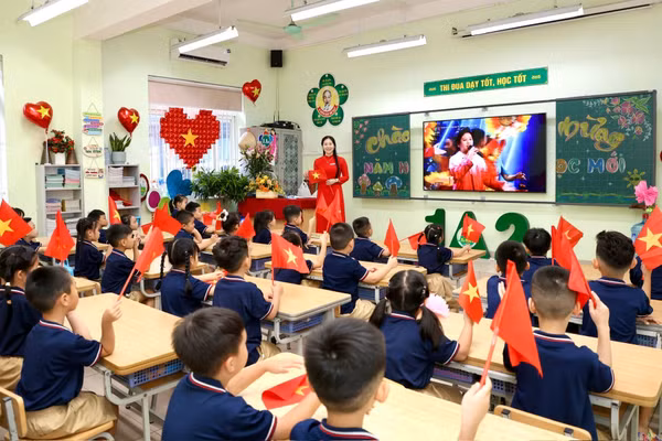 Cô, trò Trường Tiểu học Ái Mộ B (Bồ Đề, Hà Nội) trong ngày khai giảng. Ảnh: NTCC