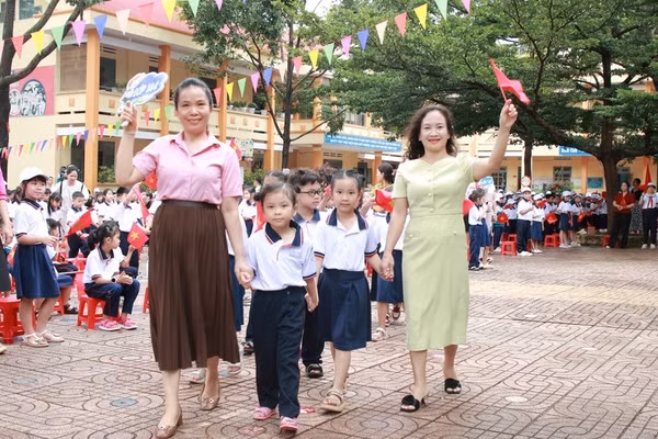 Cô trò Trường Tiểu học Nguyễn Công Trứ (phường Tân An, Đắk Lắk) tập luyện đón học sinh lớp 1. Ảnh: Thành Tâm