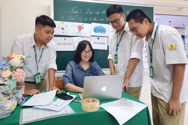 Cô Dương Thị Thu Hà - Phó Hiệu trưởng Trường THPT Phan Huy Chú - Đống Đa và học trò.