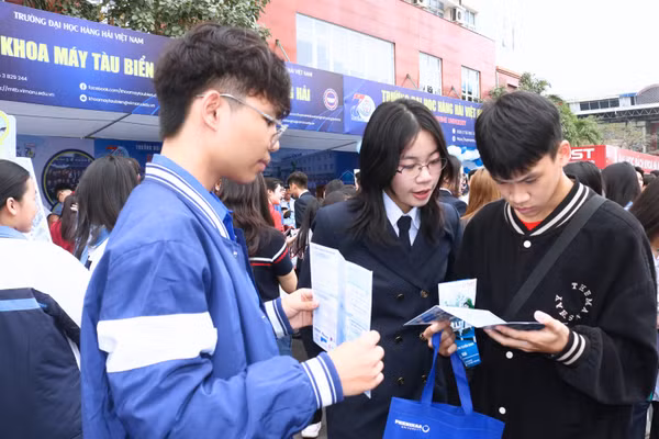 Học sinh THPT tham gia Ngày hội Tư vấn tuyển sinh - hướng nghiệp 2026, diễn ra tại Hải Phòng. Ảnh minh họa: INT
