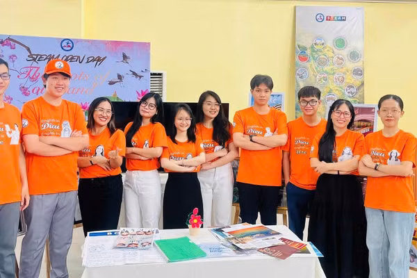 Học sinh Trường THPT chuyên Nguyễn Quang Diêu hào hứng tại Ngày hội STEAM môn Tiếng Anh với chủ đề “Roots of Our Land”. Ảnh: NVCC