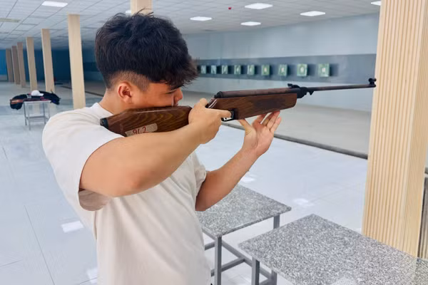 Thí sinh dự thi năng khiếu môn bắn súng. Ảnh: Thùy Linh