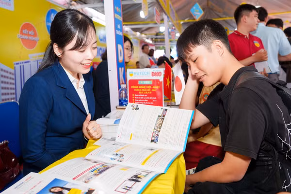 Học sinh tìm hiểu thông tin tuyển sinh của Trường Đại học Công nghệ TPHCM. Ảnh: HUTECH