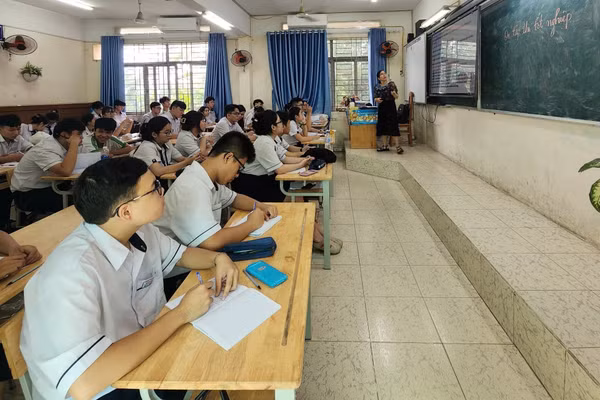 Trường THPT Bình Tân (phường Bình Tân) tổ chức ôn thi tốt nghiệp năm 2025 cho học sinh lớp 12. Ảnh: HN 