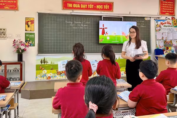 Cô Bùi Thị Thu Trang trong giờ dạy tiếng Anh trên lớp tại Trường Tiểu học An Hưng (Dương Nội, Hà Nội). Ảnh: Đình Tuệ