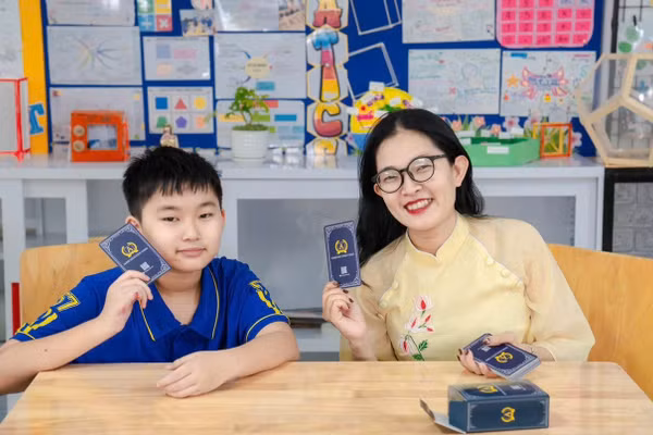 ThS Trần Thị Ngọc Tuyền - Hiệu trưởng Trường Tiểu học Việt Anh, hướng dẫn học sinh trong giờ học. Ảnh: NVCC