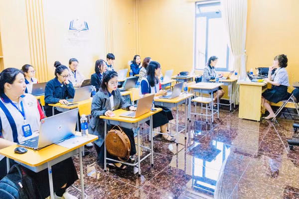 Cô Lê Thị Thanh Huyền chia sẻ về ứng dụng công nghệ thông tin và AI trong giảng dạy. Ảnh: NVCC
