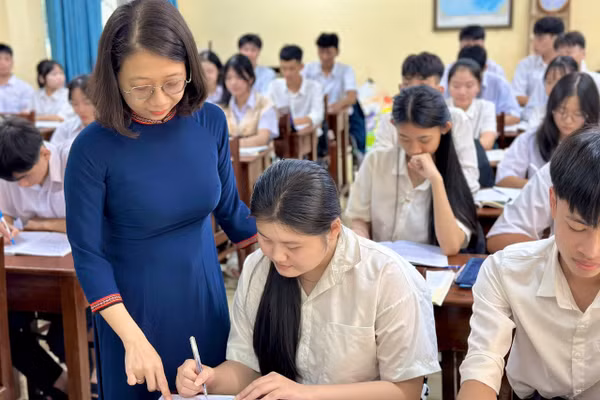 Cô Phạm Nguyễn Trang Ngân và học sinh Trường THPT A Lưới. Ảnh : NVCC