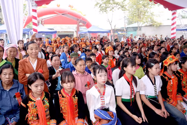 Người dân và học sinh vùng biên Khổng Lào trong ngày khởi công trường nội trú liên cấp. 
