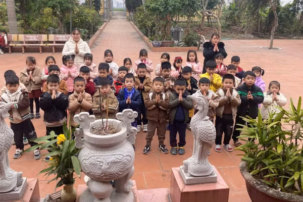 Trẻ tham gia hoạt động đi lễ đầu năm. Ảnh: Trường Mầm non Trung Kênh.