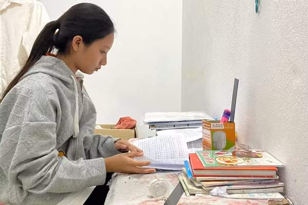 Mến học tiếng Nhật chuẩn bị cho hành trình xuất khẩu lao động để lo toan cho gia đình.