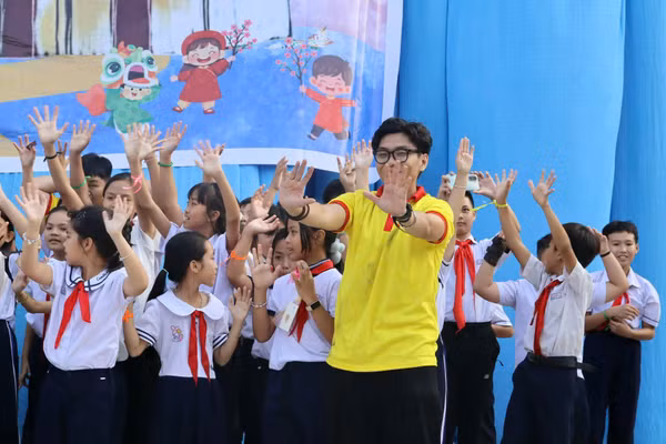 Tình nguyện viên Trường Đại học Bách khoa (Đại học Quốc gia TPHCM) tổ chức sân chơi hè cho học sinh Trường Tiểu học Long Sơn 1. Ảnh: NVCC