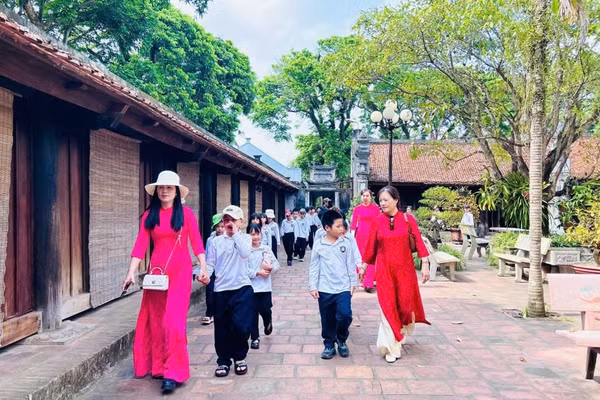 Học sinh Trường Tiểu học Kim Đồng (phường Nam Định) tham quan, trải nghiệm thực tế tại Khu di tích lịch sử Đền Trần.