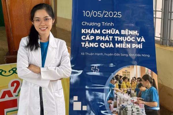 Bác sĩ Nguyễn Hồng Thắm bền bỉ với sứ mệnh bảo vệ sức khỏe cộng đồng. Ảnh: NVCC