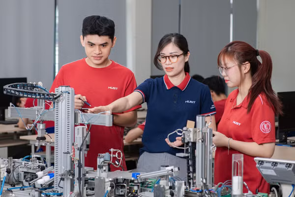 Giảng viên Đại học Bách khoa Hà Nội hướng dẫn sinh viên thực hành trong phòng thí nghiệm. Ảnh: HUST