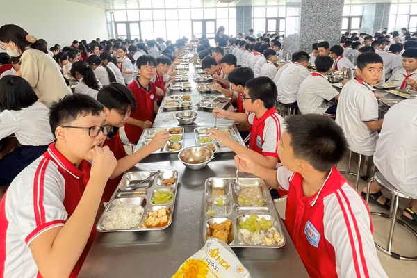 Học sinh Trường THCS Mai Dịch (Hà Nội) ăn bán trú tại bếp ăn nhà trường. 