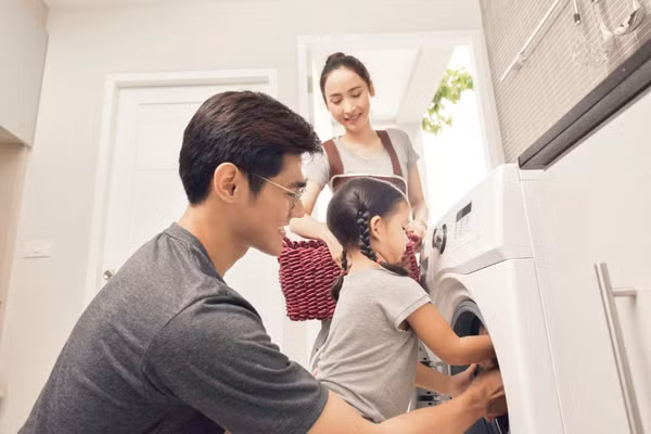 Những công việc gia đình phù hợp với độ tuổi là cơ hội để trẻ rèn tính tự lập và trách nhiệm. Ảnh: INT.