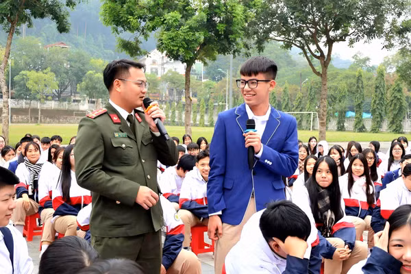 Học sinh trao đổi cùng cán bộ Công an tỉnh Lào Cai tại chương trình “Không một mình - Cùng nhau an toàn trực tuyến”. Ảnh: NVCC