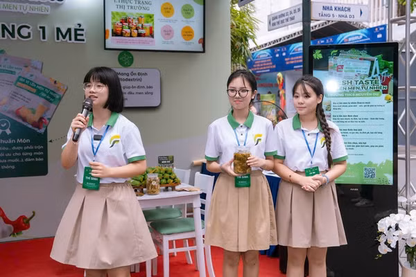 Nhóm học sinh thuyết trình về dự án “Fresh Taste” tại cuộc thi. Ảnh: Đình Tuệ