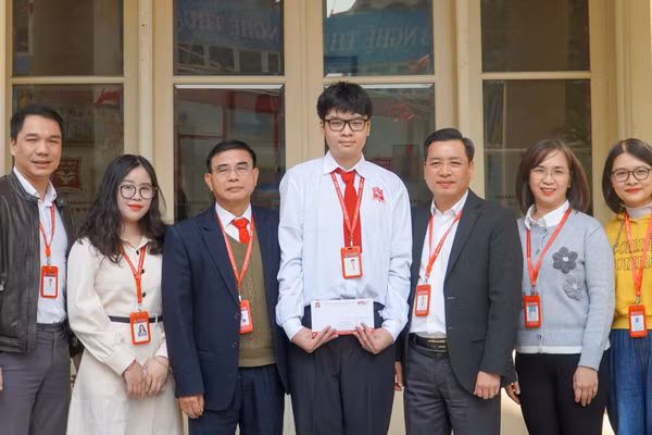 Lãnh đạo Trường THPT Hoàng Long cùng thầy cô chúc mừng Trần Nhật Anh. 