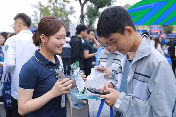 Học sinh tìm hiểu thông tin tại Ngày hội tư vấn tuyển sinh – hướng nghiệp năm 2026. Ảnh minh họa: INT