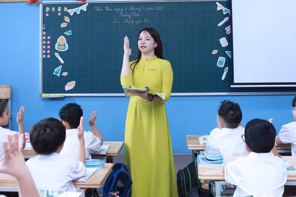 Cô trò Trường Tiểu học Đại Mỗ 3 (Tây Mỗ, Hà Nội). Ảnh: Đình Tuệ