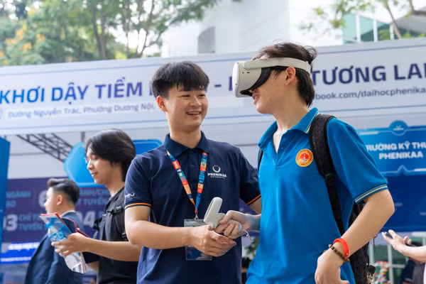Học sinh trải nghiệm thiết bị trí tuệ nhân tạo tại Ngày hội lựa chọn nguyện vọng xét tuyển 2025. Ảnh minh họa: Minh Phong