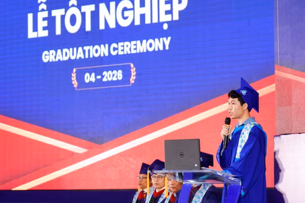 Nguyễn Hồ Phước Hiền đại diện các tân cử nhân phát biểu tại lễ tốt nghiệp tháng 4/2026 của Trường Đại học Bách khoa - Đại học Quốc gia TPHCM. Ảnh: Lê Nam